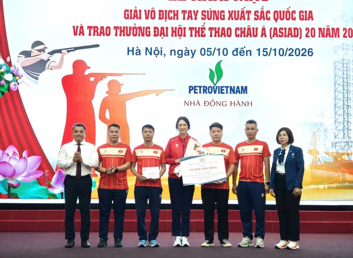 Liên đoàn Bắn súng Việt Nam tặng thưởng ban huấn luyện, chuyên gia đội tuyển bắn súng Việt Nam tham dự ASIAD 20. Ảnh: NAM SƯƠNG 
