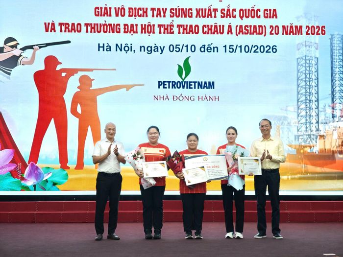 Liên đoàn Bắn súng Việt Nam trao thưởng các xạ thủ giành huy chương đồng ASIAD 20. Ảnh: NAM SƯƠNG