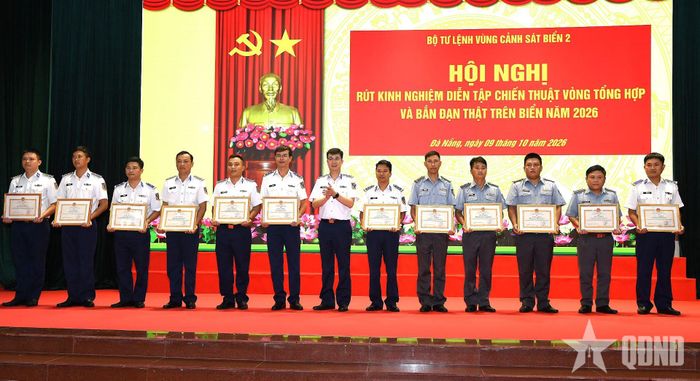  Đại tá Nguyễn Minh Khánh, Phó tư lệnh, Tham mưu trưởng Vùng Cảnh sát biển 2 trao thưởng các tập thể, cá nhân có thành tích tiêu biểu trong thực hiện nhiệm vụ diễn tập. 