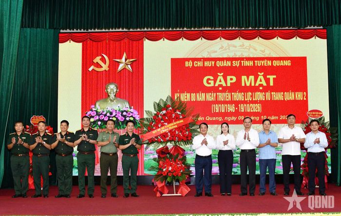 Các đồng chí lãnh đạo Tỉnh ủy, HĐND, UBND tỉnh, Ủy ban Mặt trận Tổ quốc Việt Nam tỉnh tặng hoa chúc mừng tại buổi gặp mặt. 