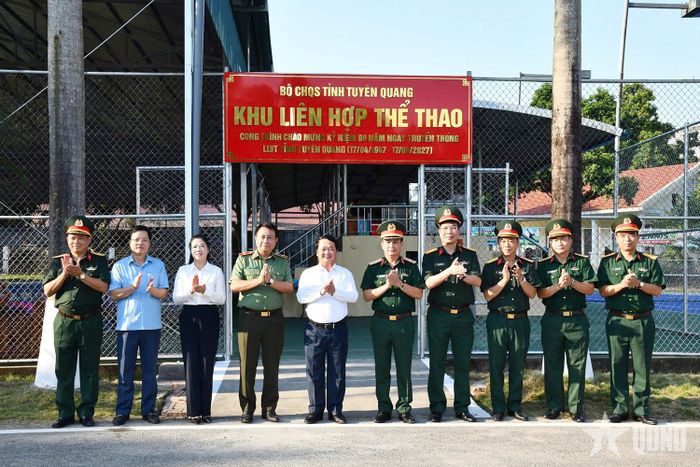 Các đồng chí lãnh đạo Tỉnh ủy, HĐND, UBND tỉnh, Ủy ban Mặt trận Tổ quốc Việt Nam tỉnh cắt băng khánh thành một số công trình nội bộ chào mừng Kỷ niệm 80 năm Ngày truyền thống lực lượng vũ trang Quân khu 2. 