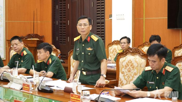  Đại tá Bùi Tuấn Quynh, Phó chủ nhiệm Chính trị Bộ Tổng tham mưu phát biểu tại hội nghị.  