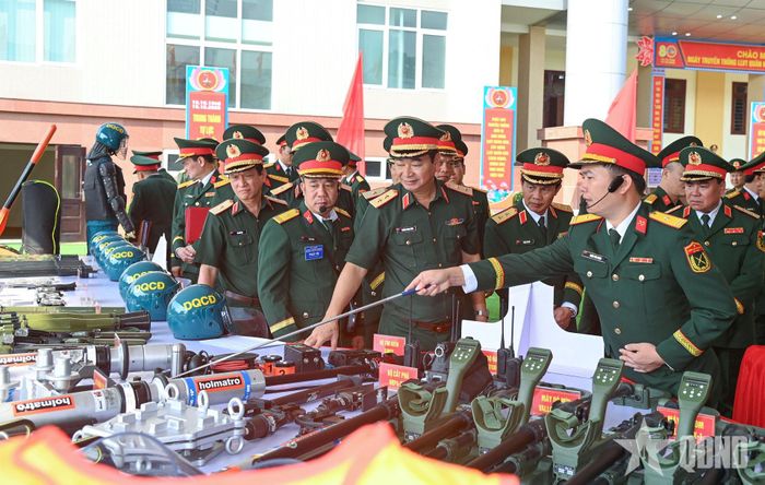   Đoàn công tác kiểm tra khu vực trưng bày trang bị kỹ thuật phục vụ Lễ kỷ niệm 80 năm Ngày truyền thống LLVT Quân khu 2. 