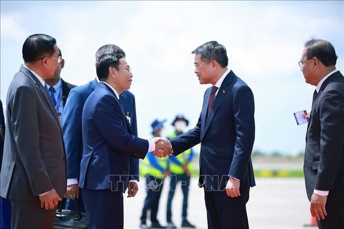 Đại biểu đón Thủ tướng Lê Minh Hưng tại sân bay quốc tế Techo, Phnom Penh. Ảnh: TTXVN
