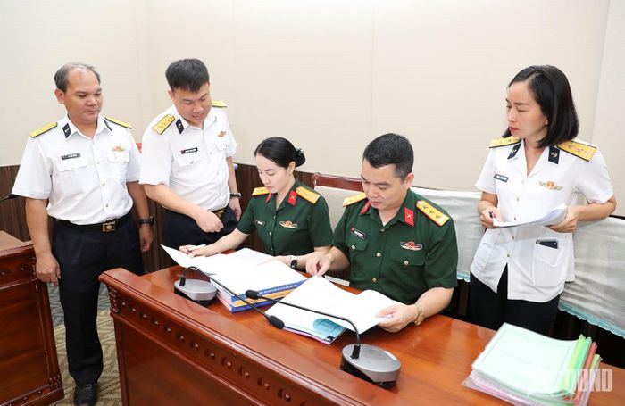 Thành viên đoàn công tác kiểm tra hệ thống sổ sách tại đơn vị.
