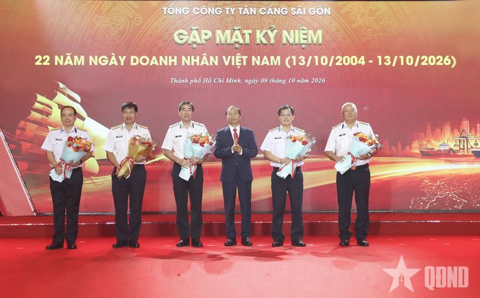 Lãnh đạo Tổng công ty nhận hoa chúc mừng nhân ngày Doanh nhân Việt Nam. 