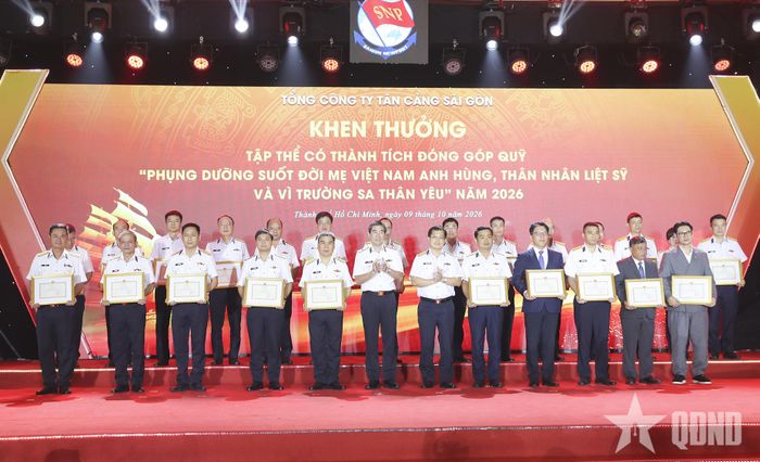 Lãnh đạo Tổng công ty khen thưởng các tập thể, cá nhân tiêu biểu trong xây dựng quỹ. 