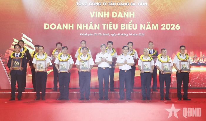  Lãnh đạo Tổng công ty Tân Cảng Sài Gòn vinh danh các doanh nhân tiêu biểu.  