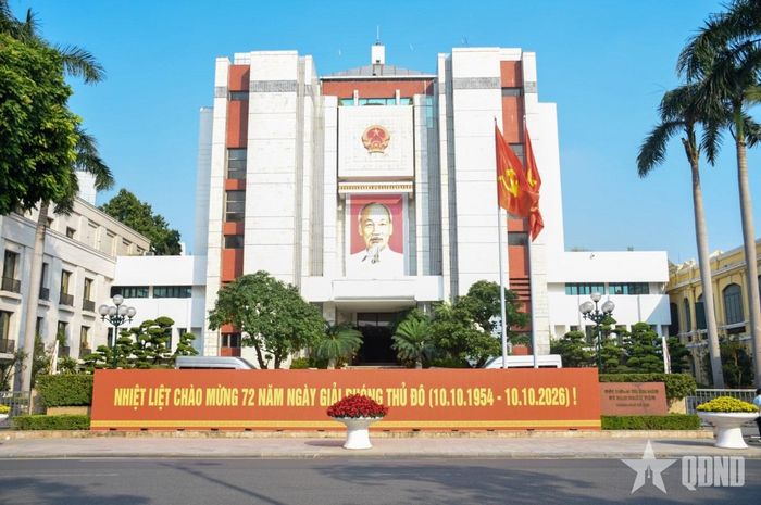 Khẩu hiệu chào mừng kỷ niệm 72 năm Ngày Giải phóng Thủ đô trước cổng Trụ sở HĐND, UBND TP Hà Nội. Ảnh: BẢO KHÁNH