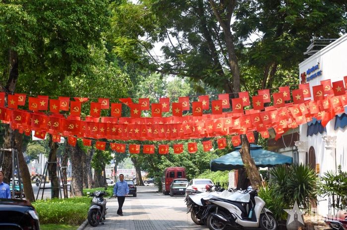  Sắc đỏ của cờ Tổ quốc phủ khắp các tuyến phố Hà Nội. Ảnh: BẢO KHÁNH