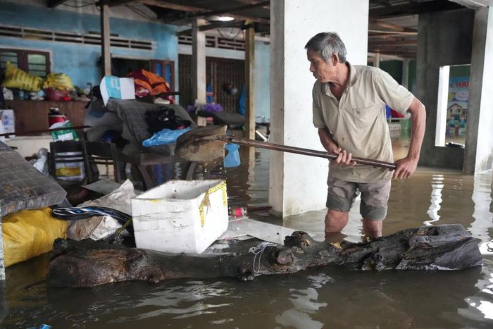 Mưa lớn gây ngập cục bộ tại xã Vạn Tường, tỉnh Quảng Ngãi lực lượng chức năng hỗ trợ di dời tài sản đến nơi an toàn.