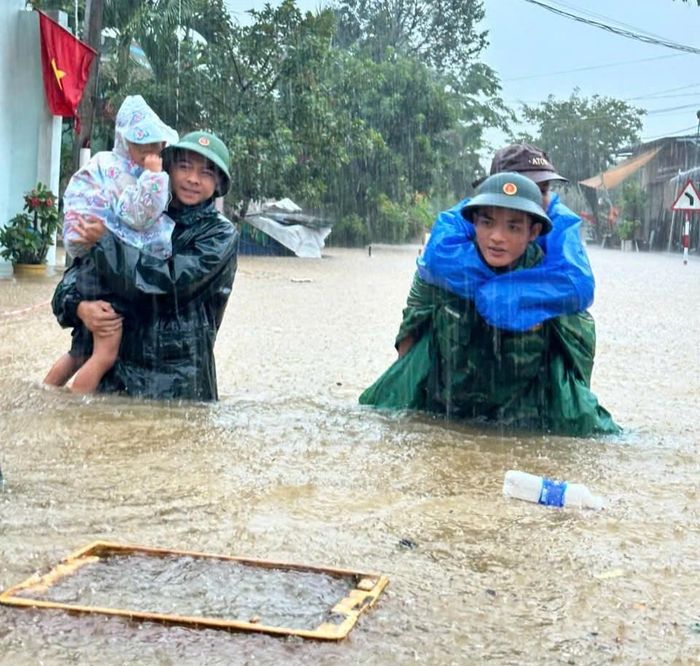 Lực lượng chức năng di chuyển học sinh ở xã Núi Thành đến nơi an toàn.