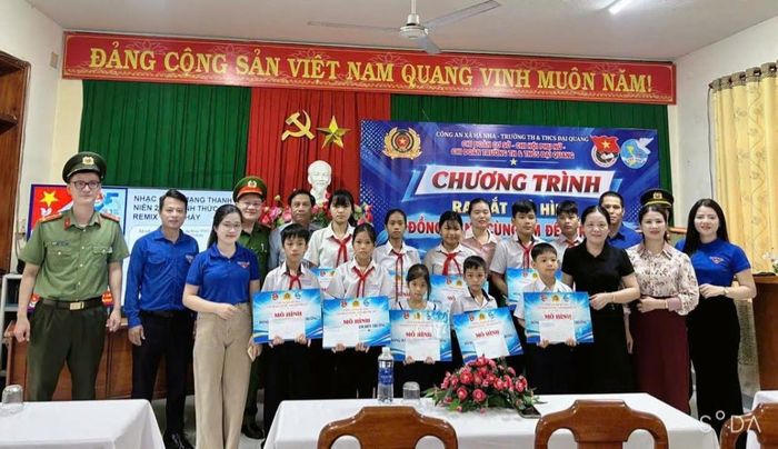 Các đơn vị, mạnh thường quân ra mắt mô hình “Đồng hành cùng em đến trường”.