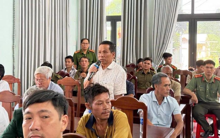 Người dân đóng góp ý kiến tại hội nghị.