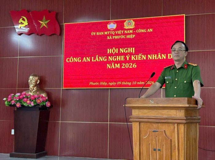 Thượng tá Phạm Văn Sơn – Trưởng Công an xã Phước Hiệp tiếp thu và giải đáp ý kiến nhân dân.