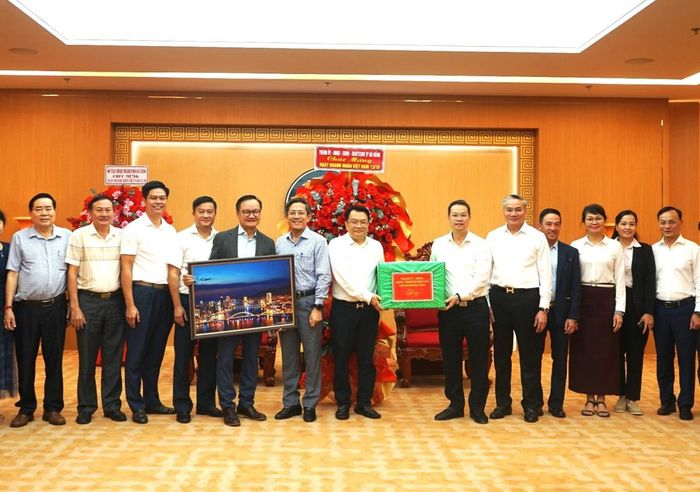 Chủ tịch UBND TP Nguyễn Mạnh Hùng tặng quà của lãnh đạo cho Hiệp hội Doanh nghiệp TP Đà Nẵng.