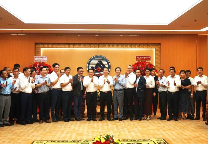 Ban Chấp hành Hiệp hội Doanh nghiệp TP Đà Nẵng và các doanh nghiệp hội viên chụp ảnh lưu niệm với lãnh đạo TP và các sở, ban, ngành.
