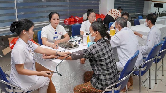 Nhiều người cao tuổi được khám sức khoẻ tại Huế.