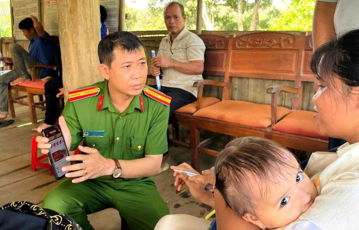 Công an xã trực tiếp xuống thôn tuyên truyền, hướng dẫn kích hoạt định danh điện tử VNeID