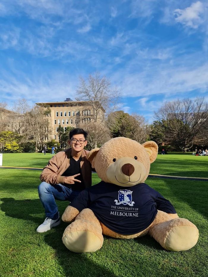 Khánh Toàn theo học thạc sĩ Giáo dục, chuyên ngành Quản trị và Lãnh đạo, tại ĐH Melbourne (Úc).