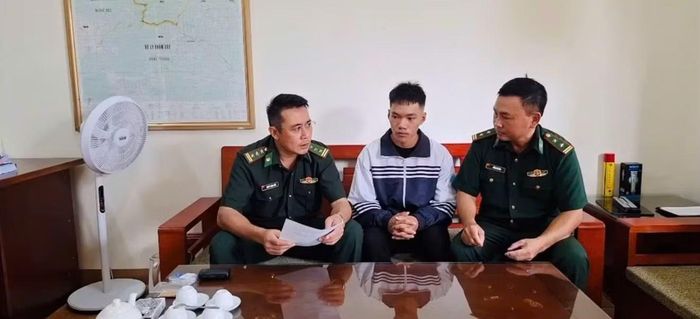 Thò Bá Xa nói chuyện với các cán bộ tại đồn trước ngày lên đường nhập học. Ảnh: BĐBP Nậm Càn