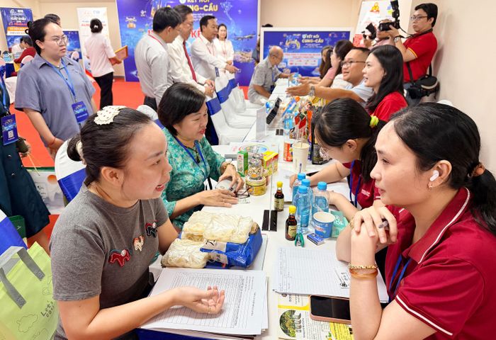  Doanh nghiệp sản xuất, cung ứng kết nối với các đơn vị phân phối để mở rộng thị trường tiêu thụ hàng Việt. Ảnh: HOÀNG HÙNG 