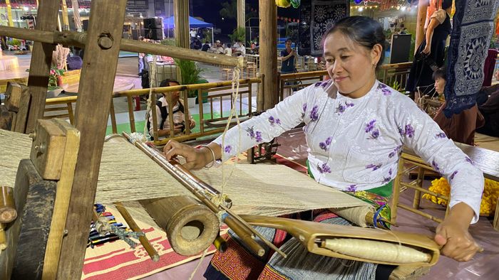  Các mô hình làng nghề gắn du lịch được giới thiệu tại sự kiện. Ảnh: PHÚC HẬU 