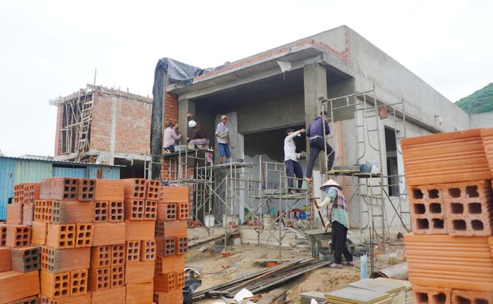  Những người thợ nỗ lực hoàn thiện các hạng mục, chạy đua với mùa mưa lũ tại khu tái định cư Núi Gành 