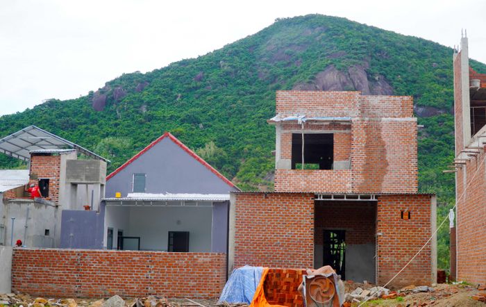  Nhiều lớp nhà được xây dựng khang trang, mẫu mã đẹp ở khu TĐC Núi Cấm 