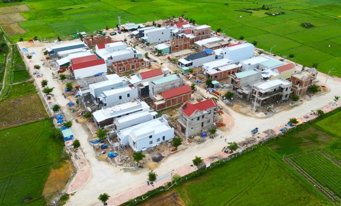  Nhiều ngôi nhà mới có gác giúp người dân chủ động ứng phó ngập lụt tại khu tái định cư 