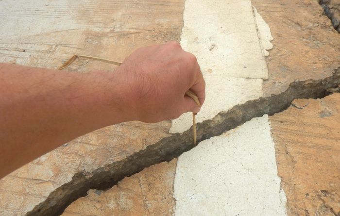 Mặt đường đoạn Km45 qua quốc lộ 28B nứt toác. Ảnh: TIẾN THẮNG
