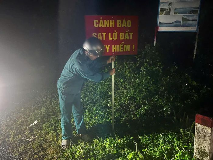  Lực lượng chức năng đặt biển cảnh báo tại các khu vực sạt lở 