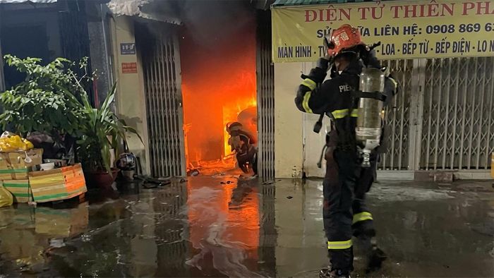Đám cháy bùng lên bên trong căn nhà chứa nhiều xe máy, xe điện. Ảnh: KIẾN VĂN