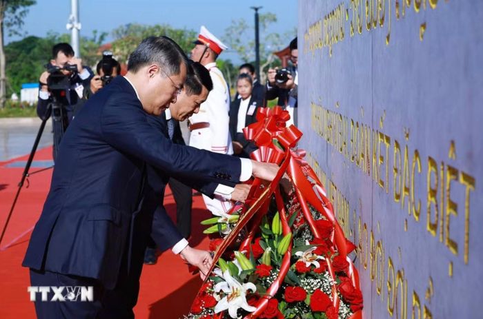 Thủ tướng Lê Minh Hưng và Thủ tướng Lào Saleumxay Kommasith dâng hoa tại Công viên Hữu nghị Lào - Việt Nam. Ảnh: TTXVN