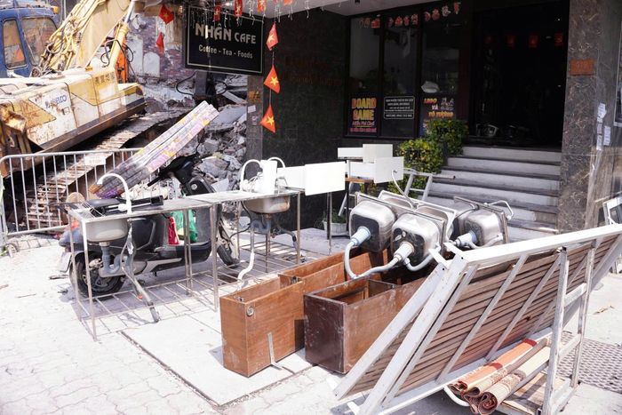  Nhiều gia đình đang thu dọn tài sản, tháo dỡ một số hạng mục để chuẩn bị di dời. Ảnh: TIẾN CƯỜNG 