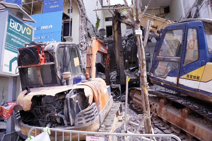  Nhiều phương tiện được huy động để giải phóng mặt bằng. Ảnh: TIẾN CƯỜNG 