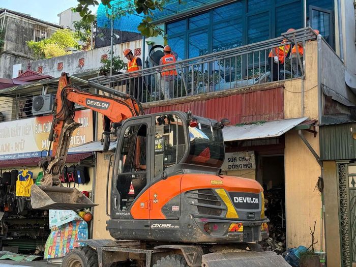  Tại phường Tương Mai, máy xúc, máy phá dỡ chuyên dụng được huy động để tháo dỡ các công trình của những hộ dân đã hoàn tất thủ tục. Ảnh: TIẾN CƯỜNG 