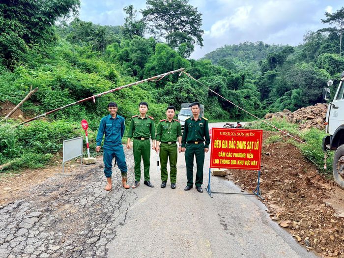 Cơ quan chức năng tổ chức túc trực tại Km50-51 thuộc quốc lộ 28 để khắc phục sạt lở ít ngày trước đó