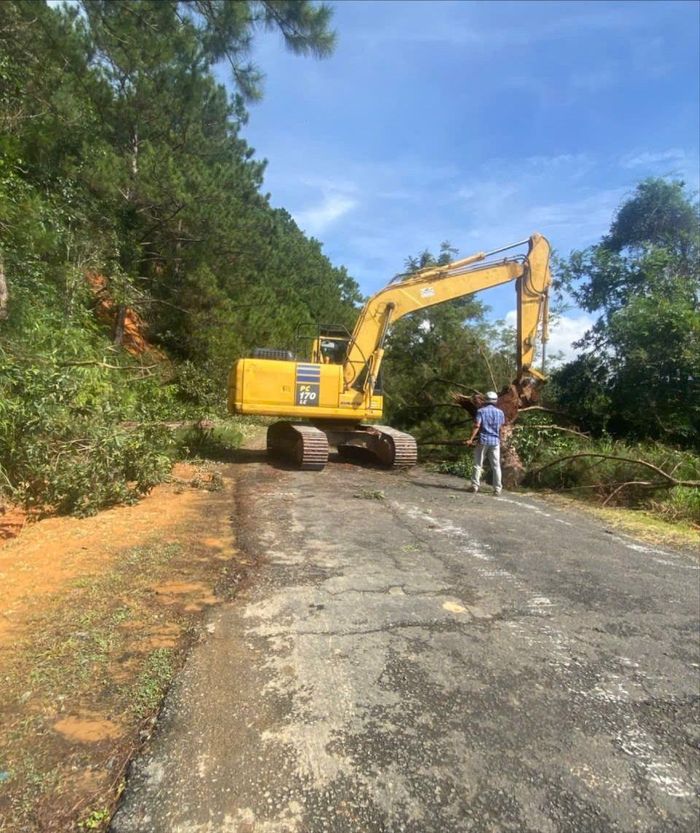 Sáng 9-10, điểm sạt lở cơ bản được dọn dẹp để người dân đi lại
