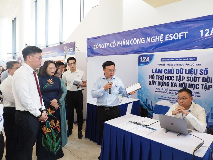 Phó Chủ tịch UBND TPHCM Trương Minh Huy Vũ cùng đại diện các sở, ban, ngành tham quan gian hàng về giải pháp công nghệ
