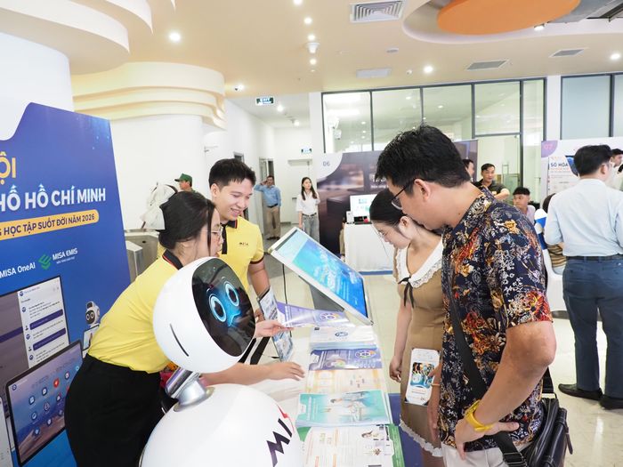 Người dân trải nghiệm các giải pháp công nghệ tại Ngày hội Công dân số TPHCM năm 2026