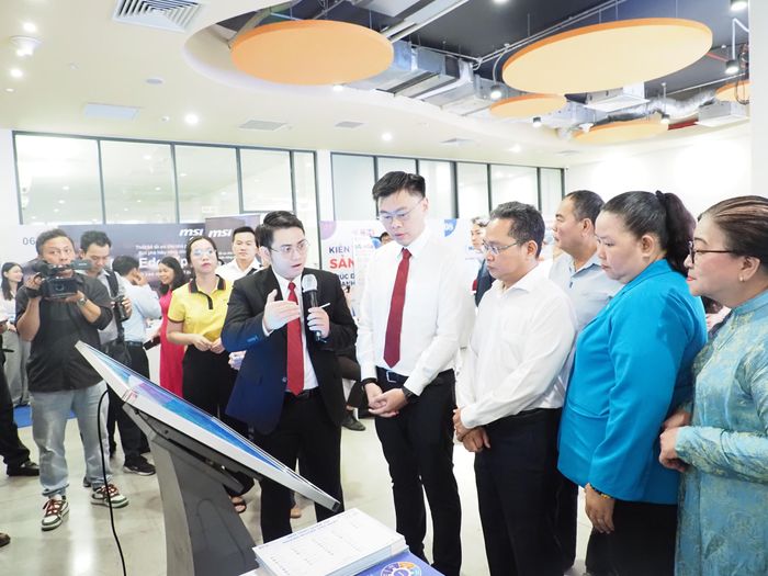 Các đại biểu tham quan các gian hàng về giải pháp công nghệ số
