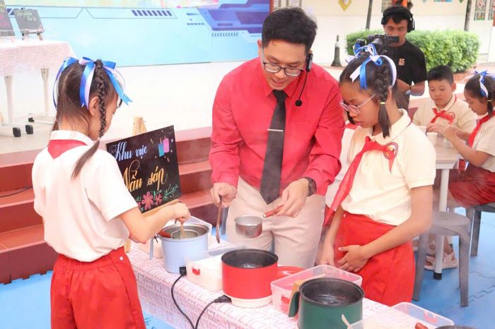  Thầy trò cùng nấu sáp, làm nến thơm trong tiết học 