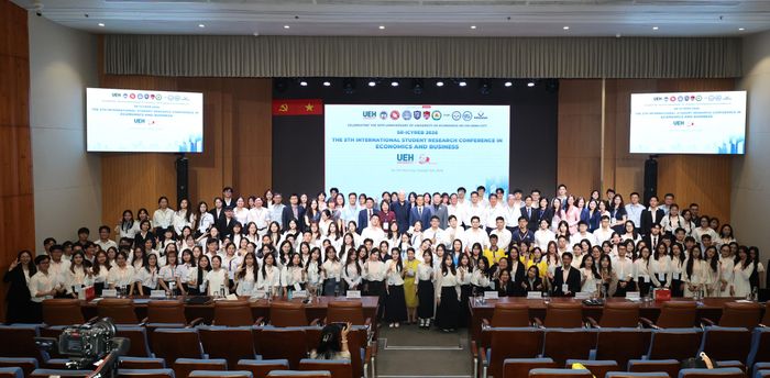  Các đại biểu chụp ảnh lưu niệm tại hội thảo. 