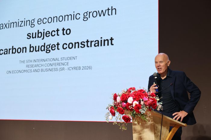  GS Hans Lööf, Viện Công nghệ Hoàng gia KTH (Thụy Điển), trình bày báo cáo “Tối đa hóa tăng trưởng kinh tế trong giới hạn ngân sách carbon” 