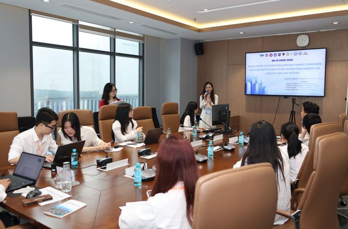  Sinh viên trình bày nghiên cứu về các yếu tố ảnh hưởng đến ý định tái chế chai nhựa của người tiêu dùng Hà Nội theo cơ chế đặt cọc – hoàn tiền tại phiên thảo luận. 