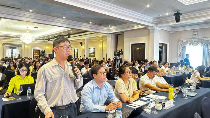  Doanh nghiệp đặt câu hỏi tại hội nghị. Ảnh: THANH DUNG 
