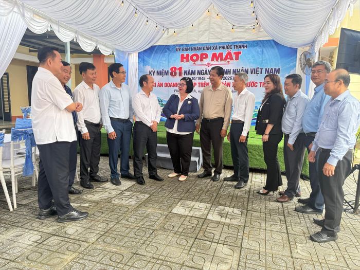  Lãnh đạo xã Phước Thành gặp gỡ, trao đổi với doanh nghiệp bên lề hội nghị 