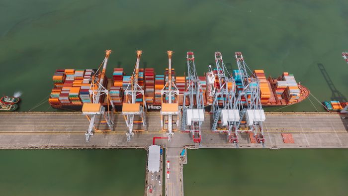  Tàu AIN SNAN EXPRESS thuộc hãng tàu Hapag-Lloyd, đang được khai thác tại Bến chung CMIT - TCTT. Ảnh: THÀNH HUY 