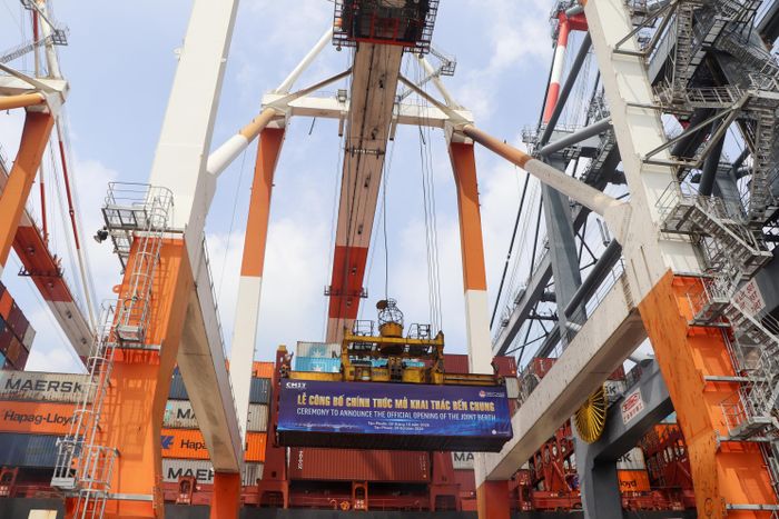  Container đầu tiên bốc lên tàu AIN SNAN EXPRESS thuộc hãng tàu Hapag-Lloyd. Ảnh: THÀNH HUY 